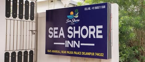 Letrero de Sea Shore Inn con datos de contacto e información sobre ubicación.
