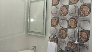 Deluxe Room | Bathroom