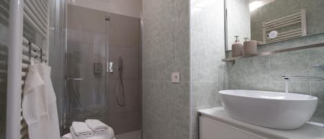 Doccia, asciugacapelli, bidet, asciugamani