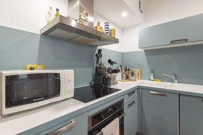 Fridge, microwave, oven, stovetop - Apartment 'Dali - Villa Sainte' with Mountain View, Wi-Fi and Air Conditioning (Amélie-les-Bains-Palalda)
