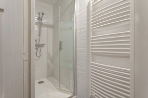 Shower, hair dryer, towels - Apartment 'Dali - Villa Sainte' with Mountain View, Wi-Fi and Air Conditioning (Amélie-les-Bains-Palalda)
