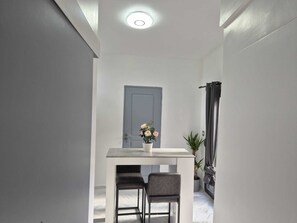 Interior - Urban House Melun - Patio Privé & 1 min RER Melun-24mn PARIS Centre (Melun)