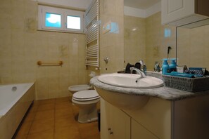 Bathroom - Villa Bianca One - One Bedroom Apartment, Sleeps 3 (Perledo)