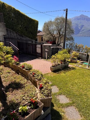 Property grounds - Villa Bianca Two - Two Bedroom Apartment, Sleeps 4 (Perledo)