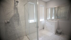 Bathroom - Chatsworth Hotel (Eastbourne)