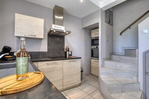 Frigorífico, microondas, horno y placa de cocina
