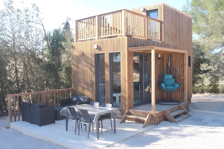 Outdoor dining. The Vigné Cabin – Unique Vacation Rental in the Heart of the Hérault Vineyards