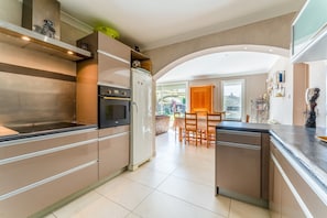 Fridge, microwave, oven, stovetop - Holiday Home "La Maison Du Mazet" with Shared Pool, Wi-Fi, and Air Conditioning (Maillane)