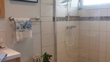 Douche, sĂšche-cheveux, serviettes fournies, papier toilette