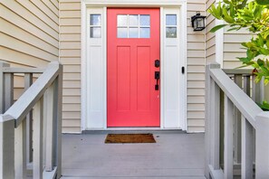 Exterior detail - Stay at Marsh Runner Cottage in Savannah, GA; 5 bedrooms, 2 baths, perfect for families! (Savannah)