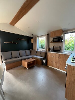 Living area - “New, Fully Equipped” Mobile Home with Private Terrace, Garden, and Air Conditioning (Fréjus)