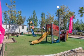Children’s area - New Comfortable Mobile Home with Private Terrace, Garden, and Air Conditioning (Fréjus)