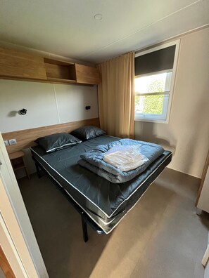 Room - “New, Fully Equipped” Mobile Home with Private Terrace, Garden, and Air Conditioning (Fréjus)