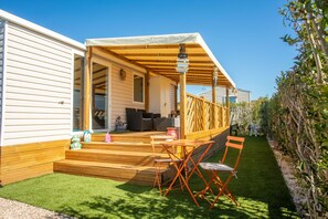 Property grounds - New Comfortable Mobile Home with Private Terrace, Garden, and Air Conditioning (Fréjus)