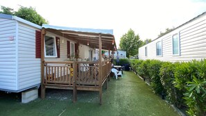 Terrace/patio - “New, Fully Equipped” Mobile Home with Private Terrace, Garden, and Air Conditioning (Fréjus)