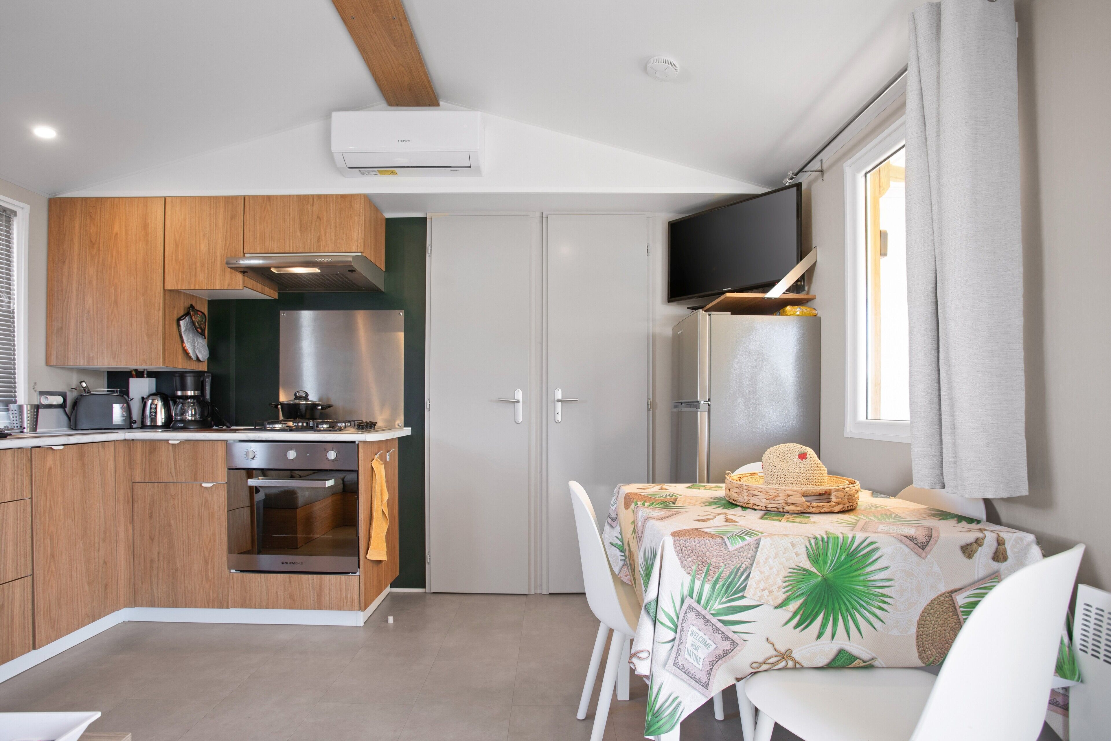 Frigorífico, microondas, horno y placa de cocina