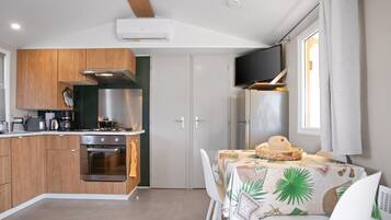 Frigorífico, microondas, horno y placa de cocina