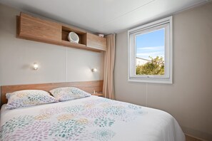 Room - New Comfortable Mobile Home with Private Terrace, Garden, and Air Conditioning (Fréjus)