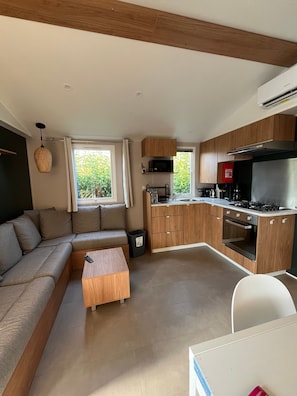 Private kitchen - “New, Fully Equipped” Mobile Home with Private Terrace, Garden, and Air Conditioning (Fréjus)