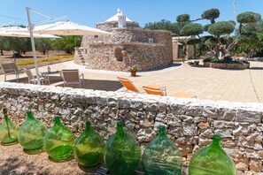 Outdoor dining - Trullo 'Pietra800' with Private Terrace, Private Garden and Air Conditioning (Mesagne)