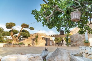 Terrace/patio - Trullo 'Pietra800' with Private Terrace, Private Garden and Air Conditioning (Mesagne)
