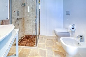 A bathroom with a shower, toilet, bidet, and sink. - Trullo 'Pietra800' with Private Terrace, Private Garden and Air Conditioning (Mesagne)