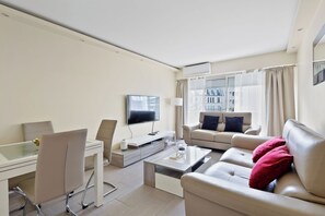 TV, offices - Appartement climatisé – Balcon Vue Tour Eiffel (Paris)