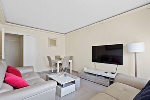 TV, offices - Appartement climatisé – Balcon Vue Tour Eiffel (Paris)