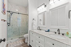 Shower, hair dryer, towels - New - 3 Min To Beach - Swim Spa - Fire Pit - Games (Panama City Beach)