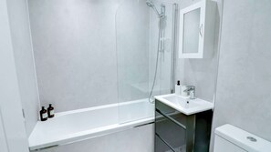 Dusche, Haartrockner, Handtücher, Shampoo