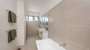 Dusche, Whirlpool, Haartrockner, Handtücher