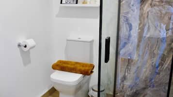 Comfort-Doppelzimmer, Balkon, Stadtblick | Badezimmer