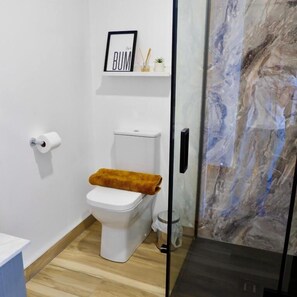 Habitación doble Confort, balcón, vista a la ciudad | Baño