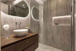 Shower, hair dryer, bidet, towels - Nikita 1 3rd·Signature Athenian Residence (Athens)