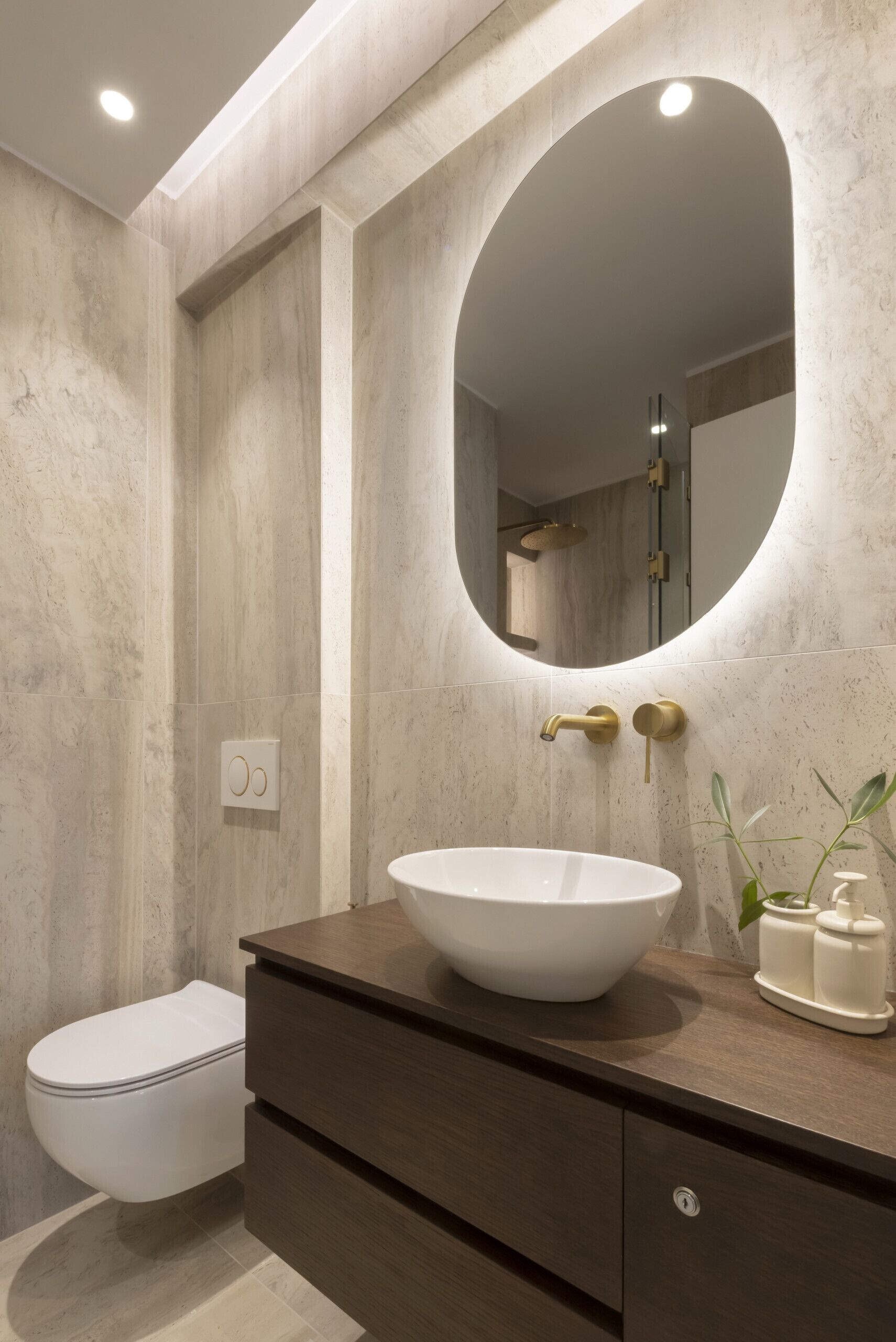 Douche, sèche-cheveux, bidet, serviettes fournies