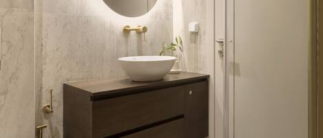 Shower, hair dryer, bidet, towels