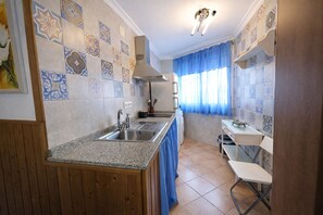 Fridge, microwave, coffee/tea maker - Apartamento Arroyo de la Atalaya (Conil de la Frontera)