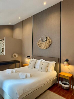 Tabla de planchar con plancha, cuna de viaje, wifi y ropa de cama 