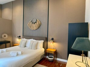 Tabla de planchar con plancha, cuna de viaje, wifi y ropa de cama 