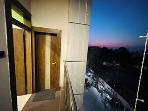 Deluxe Double Room, City View | Pemandangan balkoni