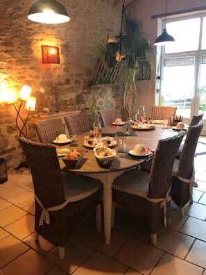 Dining - Bed and Breakfast 'Chambre Nature' with Shared Garden and Wi-Fi (Saint-Malô-du-Bois)