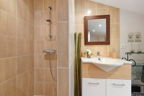 Shower, hair dryer, towels