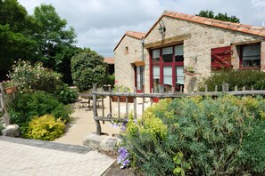 Exterior - Bed and Breakfast 'Chambre Nature' with Shared Garden and Wi-Fi (Saint-Malô-du-Bois)