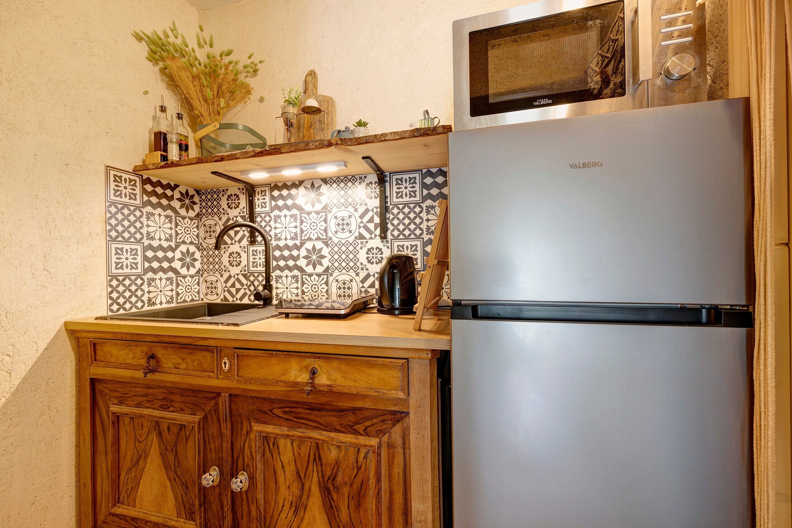 Réfrigérateur, micro-ondes, four, plaque de cuisson