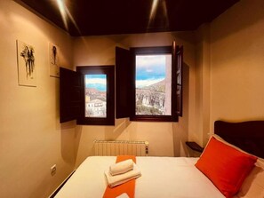 Duplex - utsikt mot bergen | Duntäcken, Select Comfort-madrasser och ljudisolering