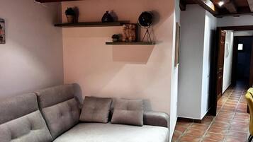 Apartment, Balcony, Mountain View | Living area