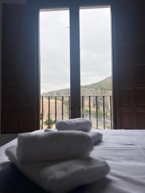 Apartamento, balcón, vistas a la montaña | Edredones de plumas, colchones Select Comfort, sistema de insonorización