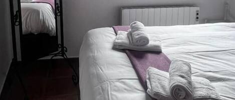 Leilighet, balkong, fjellutsikt | Dundyner, senger med Select Comfort-madrass og lydisolert