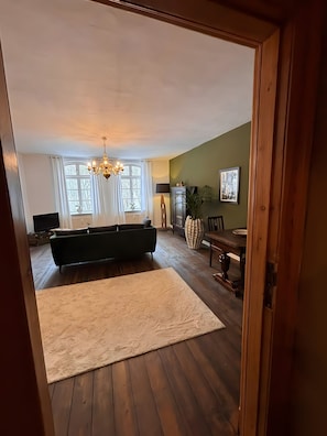 Interior - Apartment 'Gutsherren Räume Im Gutshaus Groß' with Wi-Fi (Gülzow-Prüzen)