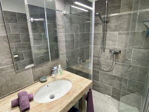 Shower, hair dryer, towels, soap - Iris apartment in Hévíz: Exclusive living with panoramic terrace & underground parking garage (Hévíz)